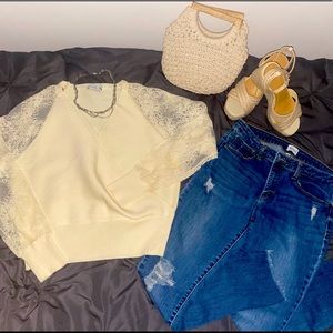 Gorgeous lace sleeved top 🥰